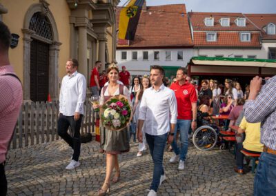 Die Weinprinzessin zieht auf dem Marktplatz ein