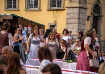 Die Wein-Königinnen nehmen Platz