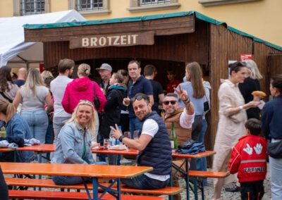 Gute Stimmung bei Wein und Musik