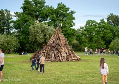 Es geht bald los und das Feuer wird entzündet beim Johannisfeuer in Eibelstadt