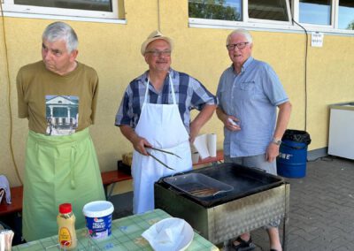 Fleißige Helfer versorgen mit Speis und Trank