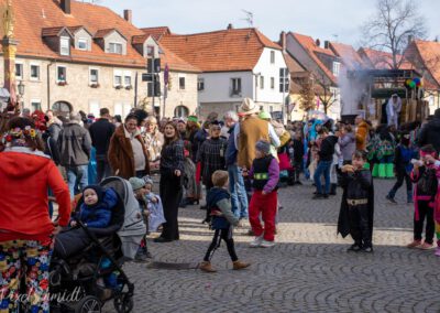 Fasching in Eibelstadt 2025 - Getümmel auf dem Marktplatz